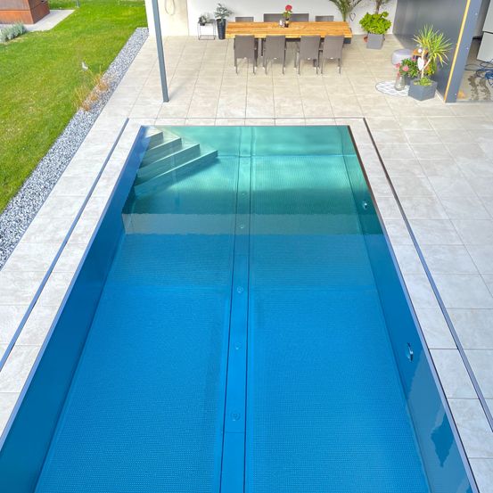 Bild enthält, Pool, Water, Swimming Pool, Outdoors, Plant, Aerial View, Chair, Floor, Cup