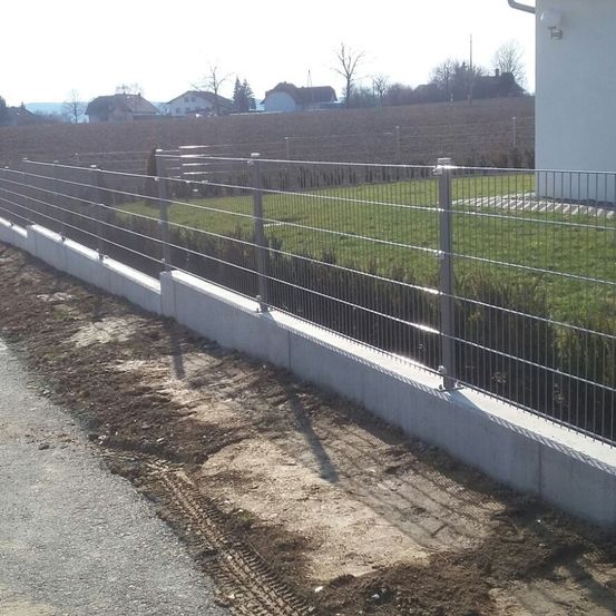 Bild enthält, Fence, Nature, Outdoors, Yard, Bridge, Guard Rail