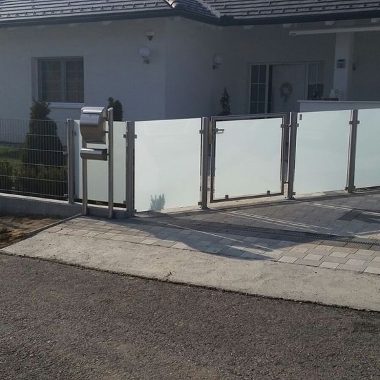 Bild enthält, Nature, Outdoors, Yard, Gate, Mailbox, Picket Fence