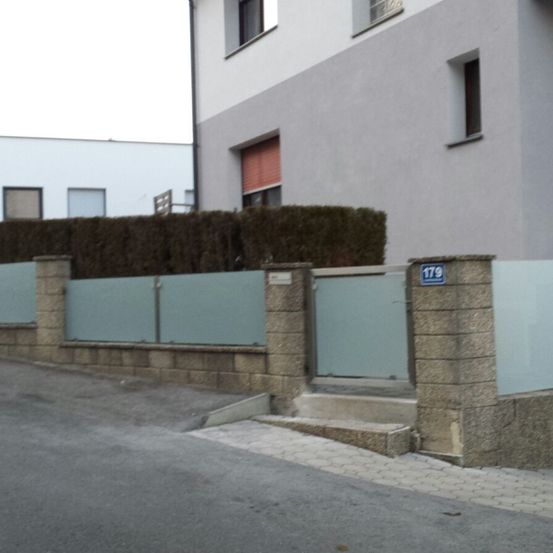 Bild enthält, Building, Housing, House, Row House, Fence