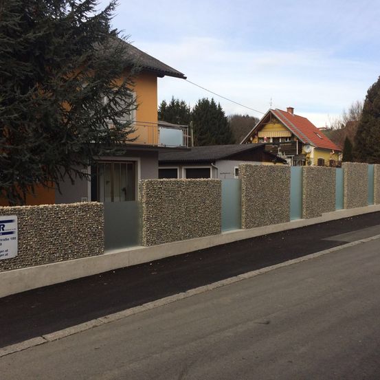 Bild enthält, Neighborhood, City, Fence, Hedge, Road, Street, Urban, Tree