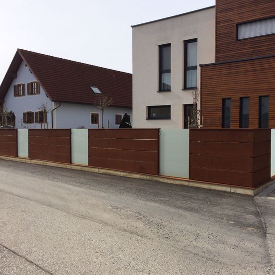 Bild enthält, Indoors, Interior Design, City, Housing, Gate, Street, Neighborhood, Outdoors, Wood