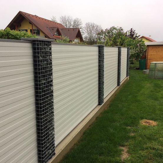 Bild enthält, Backyard, Nature, Outdoors, Yard, Indoors, Interior Design, Fence, Picket Fence