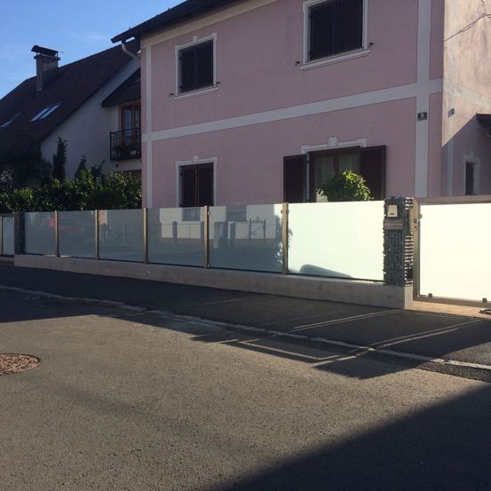 Bild enthält, City, Road, Street, Urban, Neighborhood, Fence, Tarmac, Gate