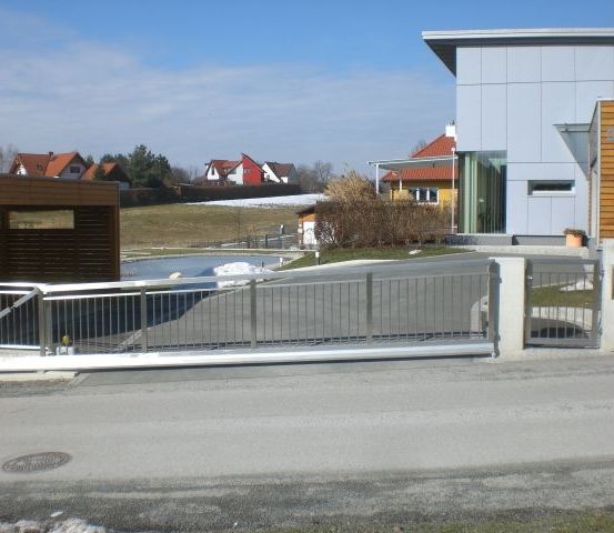 Bild enthält, Guard Rail, Fence, City