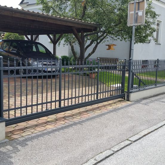 Bild enthält, Car, Outdoors, Gate, Nature, Yard