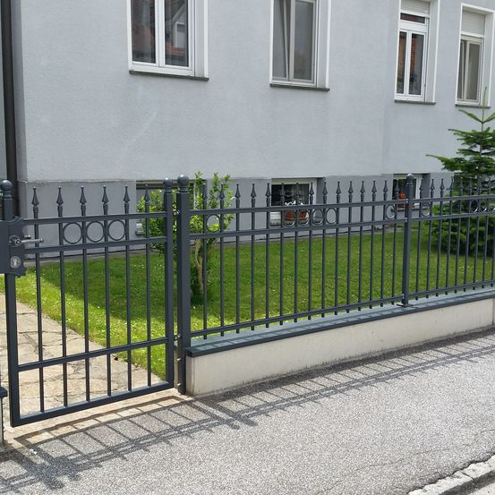 Bild enthält, Nature, Outdoors, Yard, Gate, Backyard, Fence, Bicycle, Vehicle