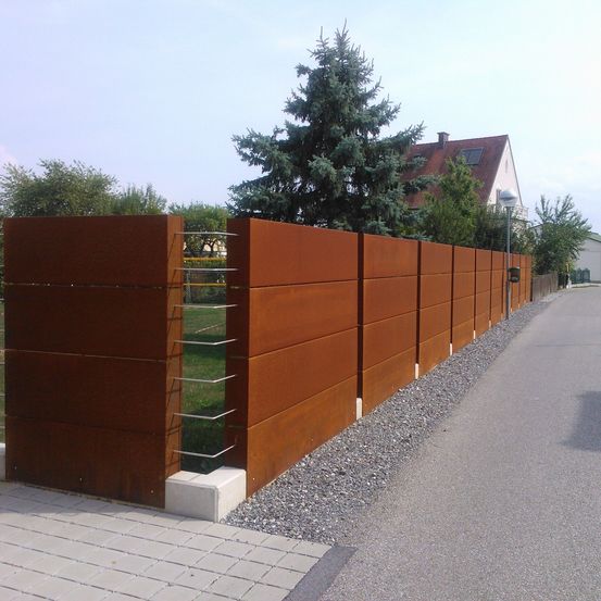 Bild enthält, Tree, Wood, Outdoors, Conifer, Fir, Fence, Person