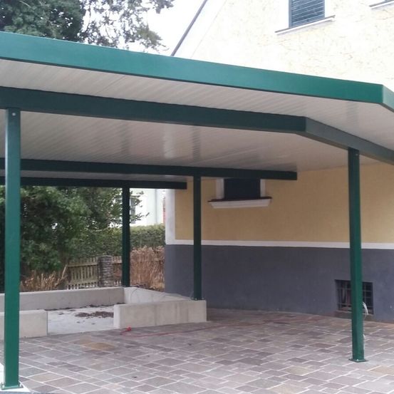 Bild enthält, Building, Outdoors, Shelter, Bus Stop, Wheel, Bicycle, Housing, House, Porch, Portico