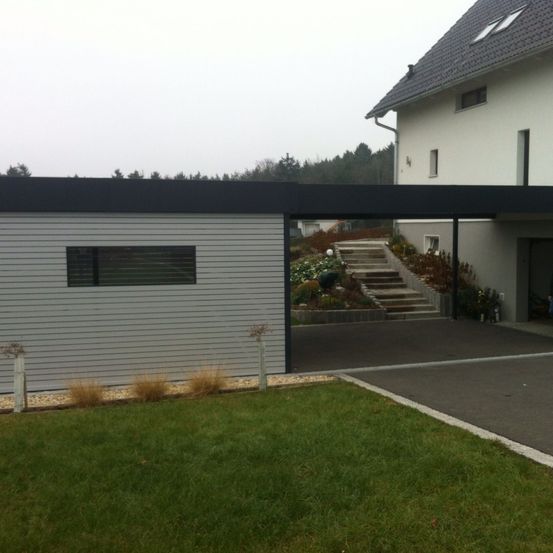 Bild enthält, Garage, Indoors, Person, Grass, Shoe