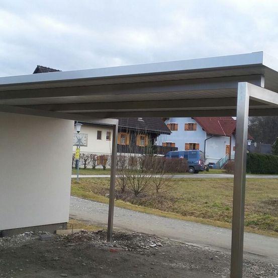 Bild enthält, Building, Outdoors, Shelter, House, Housing, Porch, Patio, Pergola, Bus Stop, Car