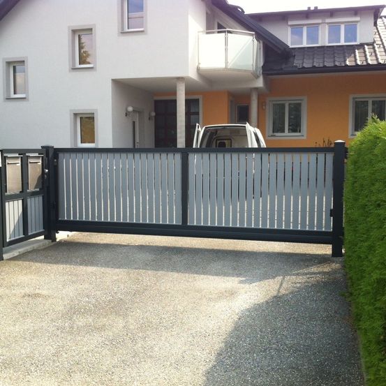 Bild enthält, Nature, Outdoors, Yard, Gate, Backyard, Picket Fence, Car, Vehicle
