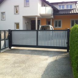 Bild enthält, Nature, Outdoors, Yard, Gate, Backyard, Picket Fence, Car, Vehicle