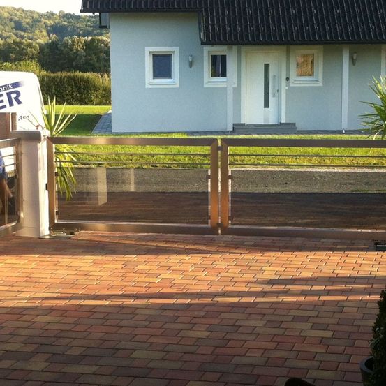 Bild enthält, Potted Plant, Backyard, Yard, Path, Planter, Porch, Adult, Male, Man, Person