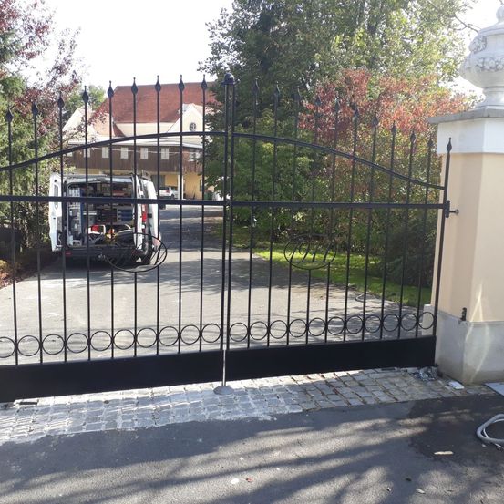Bild enthält, Gate, Outdoors, Architecture, Building, Housing, House, Driveway, Aerial View