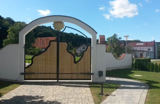 Bild enthält, House, Housing, Villa, Gate, Outdoors, Backyard, Nature, Yard