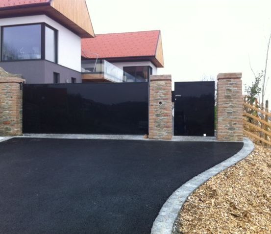 Bild enthält, Architecture, Building, Housing, Road, Tarmac, Driveway, House, Outdoors, Aerial View, Gate