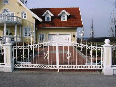 Bild enthält, Gate, Architecture, Building, Housing