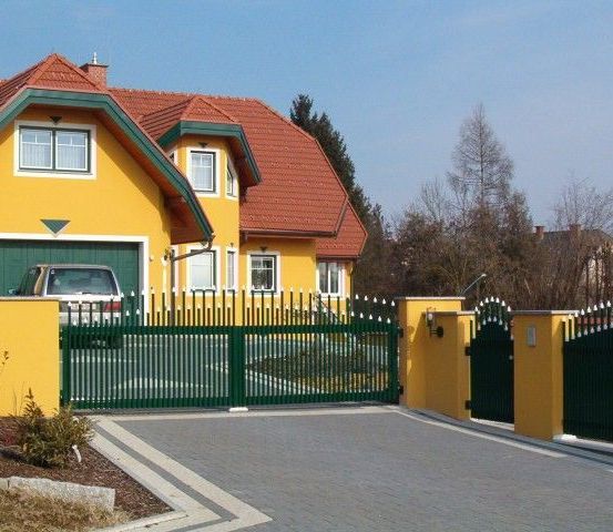 Bild enthält, Outdoors, Nature, Yard, Gate, Housing, Car, House