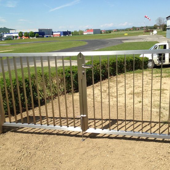 Bild enthält, Gate, Fence, Outdoors, Person, Nature, Yard
