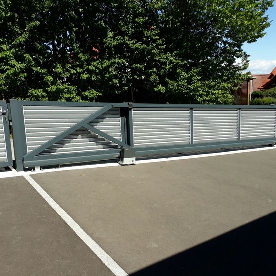 Bild enthält, Nature, Outdoors, Yard, Backyard, Gate, Indoors, Interior Design, Picket Fence