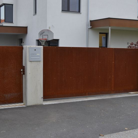 Bild enthält, Gate, Wood, City