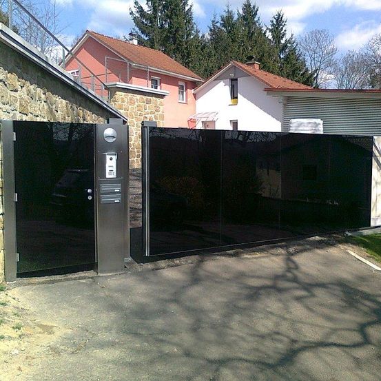 Bild enthält, Garage, Indoors, Door