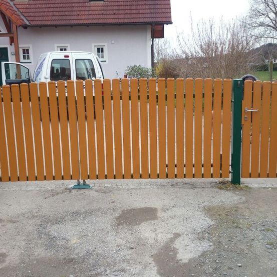 Bild enthält, Nature, Outdoors, Yard, Backyard, Picket Fence, Gate