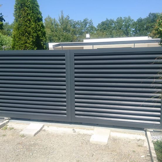 Bild enthält, Backyard, Nature, Outdoors, Yard, Gate, Window