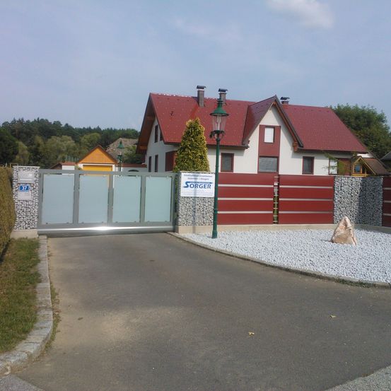 Bild enthält, Building, Housing, House, Outdoors, Driveway, Road, Tarmac, Aerial View, Gate