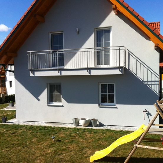 Bild enthält, Balcony, Building, Grass, House, Housing, Villa, Outdoors, Interior Design