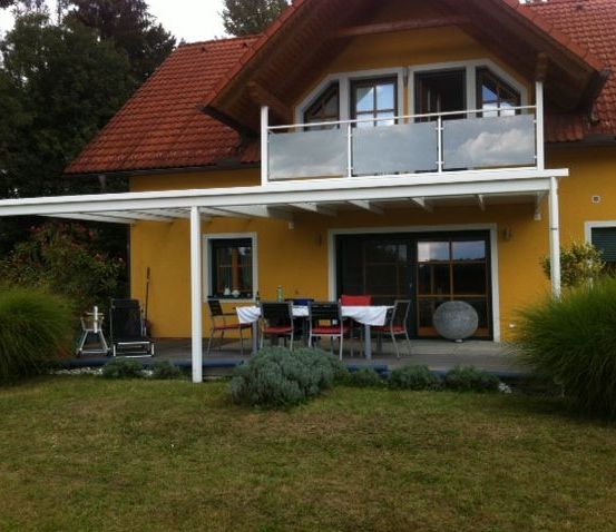 Bild enthält, Grass, House, Housing, Porch, Chair, Lawn, Patio, Portico