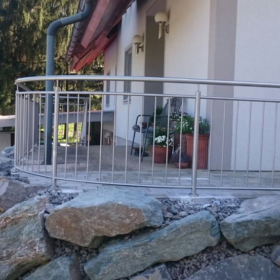 Bild enthält, Handrail, Car, Gate, Outdoors, Machine, Wheel, Railing