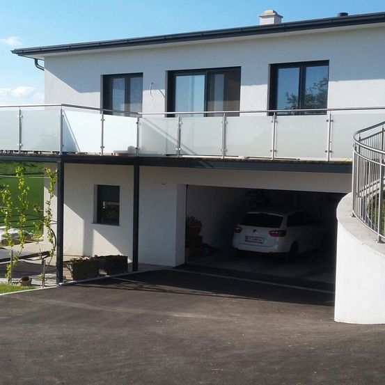 Bild enthält, Car, Transportation, Vehicle, Building, Housing, Outdoors, House