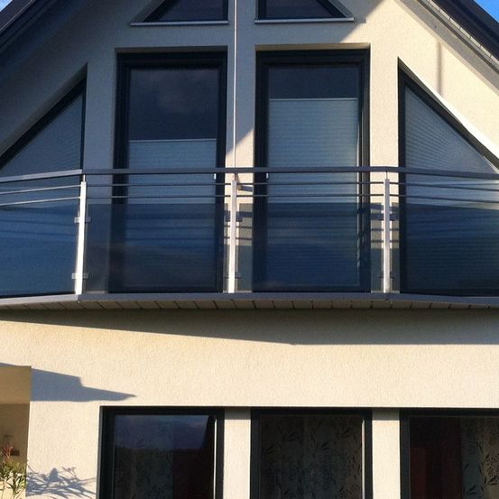 Bild enthält, Architecture, Balcony, Building, Window, Door