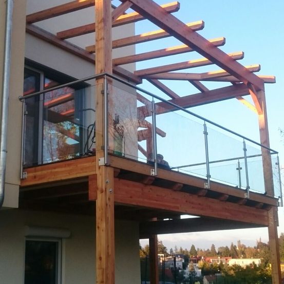 Bild enthält, Building, House, Housing, Porch, Patio, Pergola, Wood, Interior Design, Stained Wood, Person