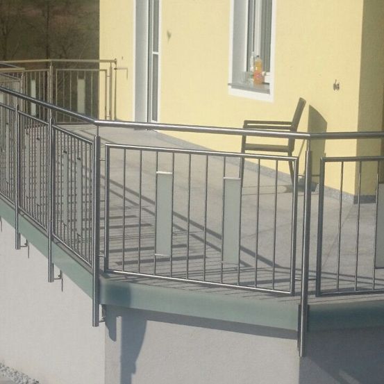 Bild enthält, Railing, Handrail, Architecture, Building, Chair, Road Sign, Machine, Guard Rail