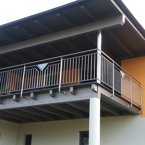 Bild enthält, Architecture, Balcony, Building