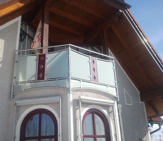 Bild enthält, Architecture, Balcony, Building, Flag