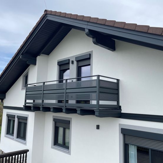 Bild enthält, Architecture, Balcony, Building, Person, Electronics, Speaker