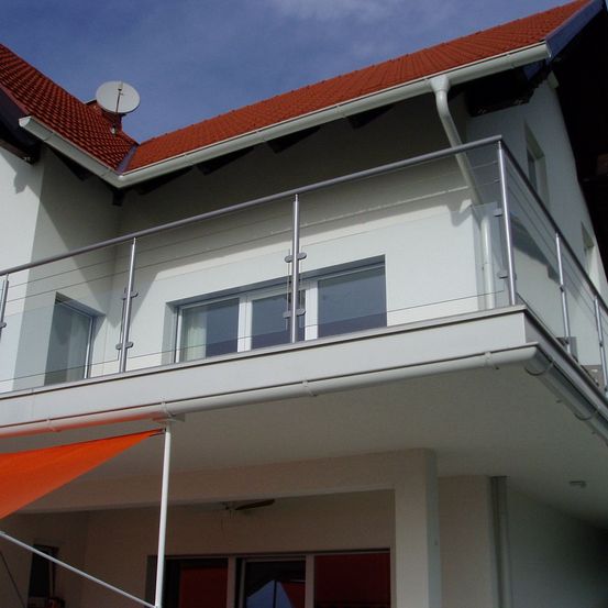 Bild enthält, Handrail, Building, Balcony, Housing