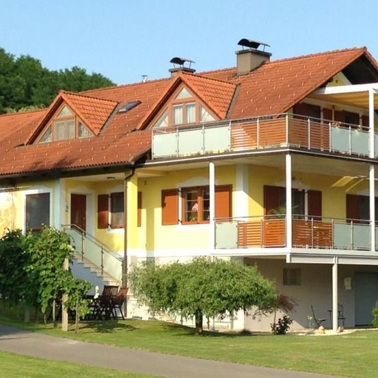 Bild enthält, Hotel, Resort, Housing, Person, Grass, Plant, House, Villa, Chair