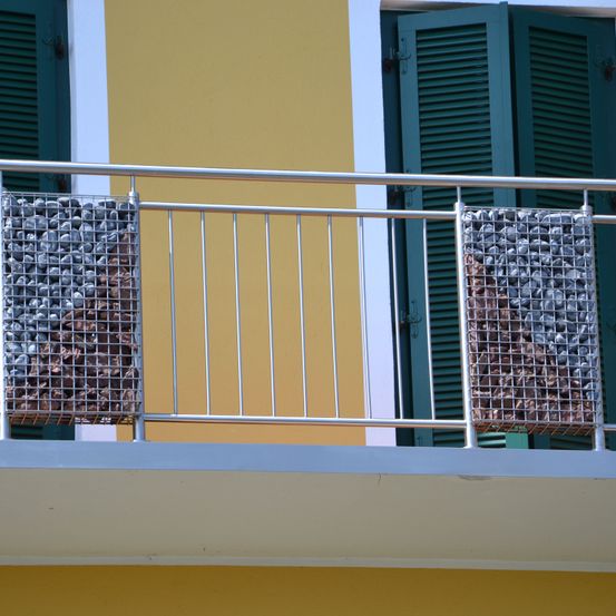 Bild enthält, Handrail, Railing, Home Decor, Curtain, Architecture, Balcony, Building, Shutter, Window, Window Shade