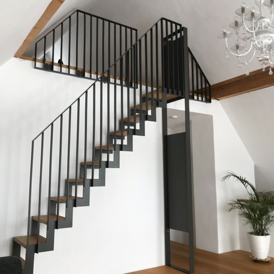 Bild enthält, Building, House, Housing, Staircase, Indoors, Foyer, Plant, Interior Design, Chandelier