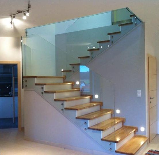 Bild enthält, House, Housing, Staircase, Lamp, Indoors, Rug, Foyer