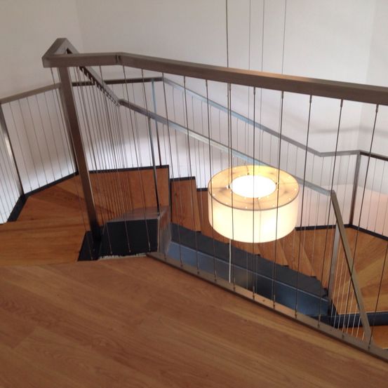 Bild enthält, House, Housing, Staircase, Handrail, Wood, Hardwood, Interior Design, Floor, Flooring, Stained Wood