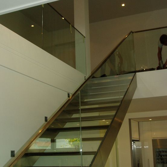 Bild enthält, Building, Handrail, House, Housing, Staircase, Person