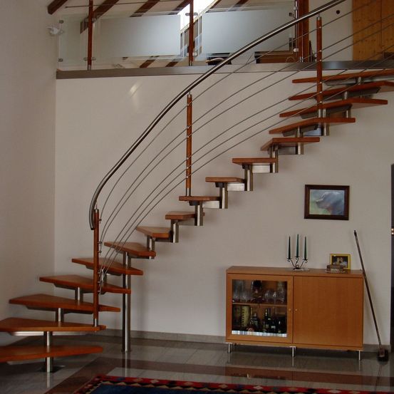 Bild enthält, House, Housing, Staircase, Handrail, Wood, Interior Design, Living Room, Painting, Candle, Rug