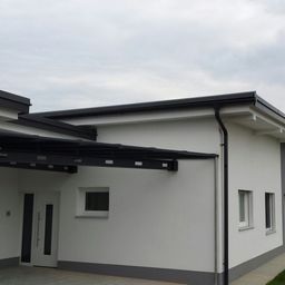 Bild enthält, Building, Housing, House, Person, Car, Interior Design, Portico