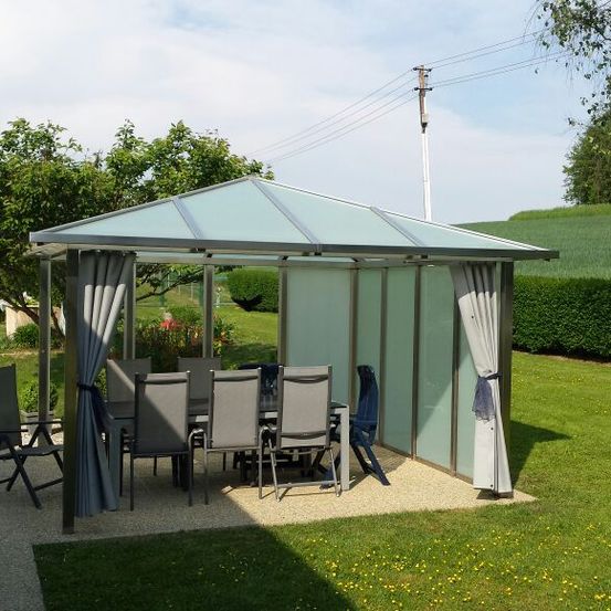 Bild enthält, Grass, Interior Design, Outdoors, Lawn, Person, Chair, Backyard, Shelter, Housing, Patio